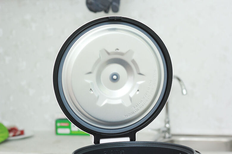 mâm nhiệt trên vung giữ cho cơm ráo mặt