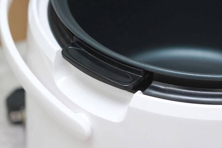 tay cầm cách nhiệt dễ dàng di chuyển dù nồi trong còn nóng