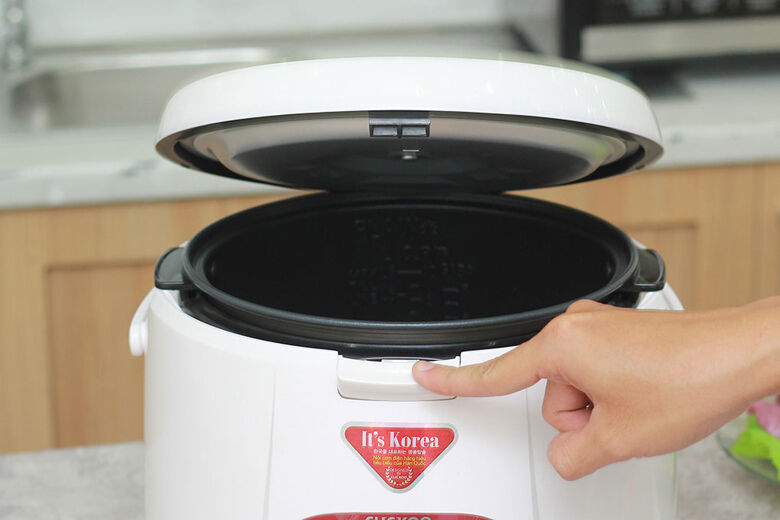 mở nắp nồi bằng nút nhấn